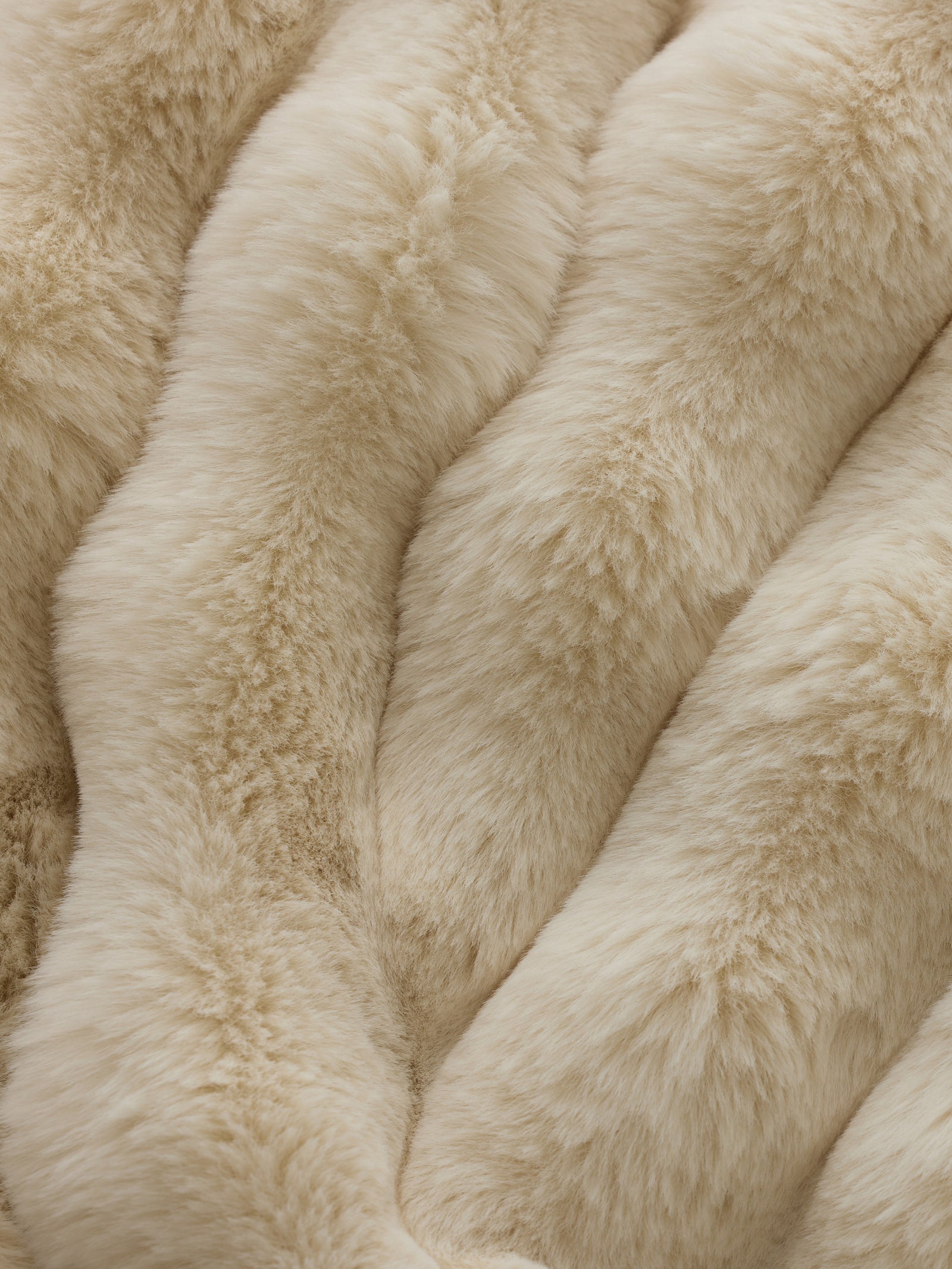 Creme lush faux fur blanket close up 