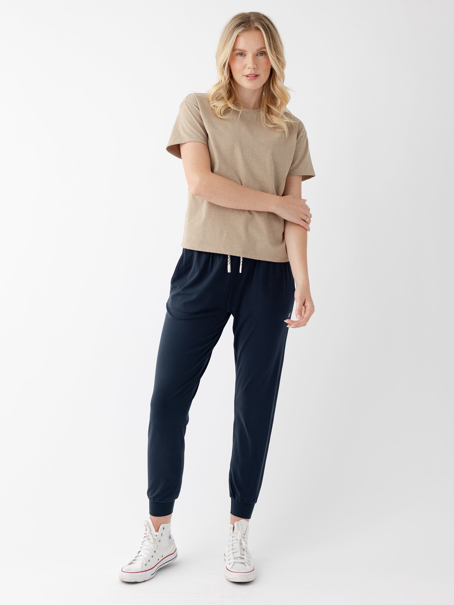 Woman wearing beech heather tee and eclipse joggers with white background |Color:Beech Heather