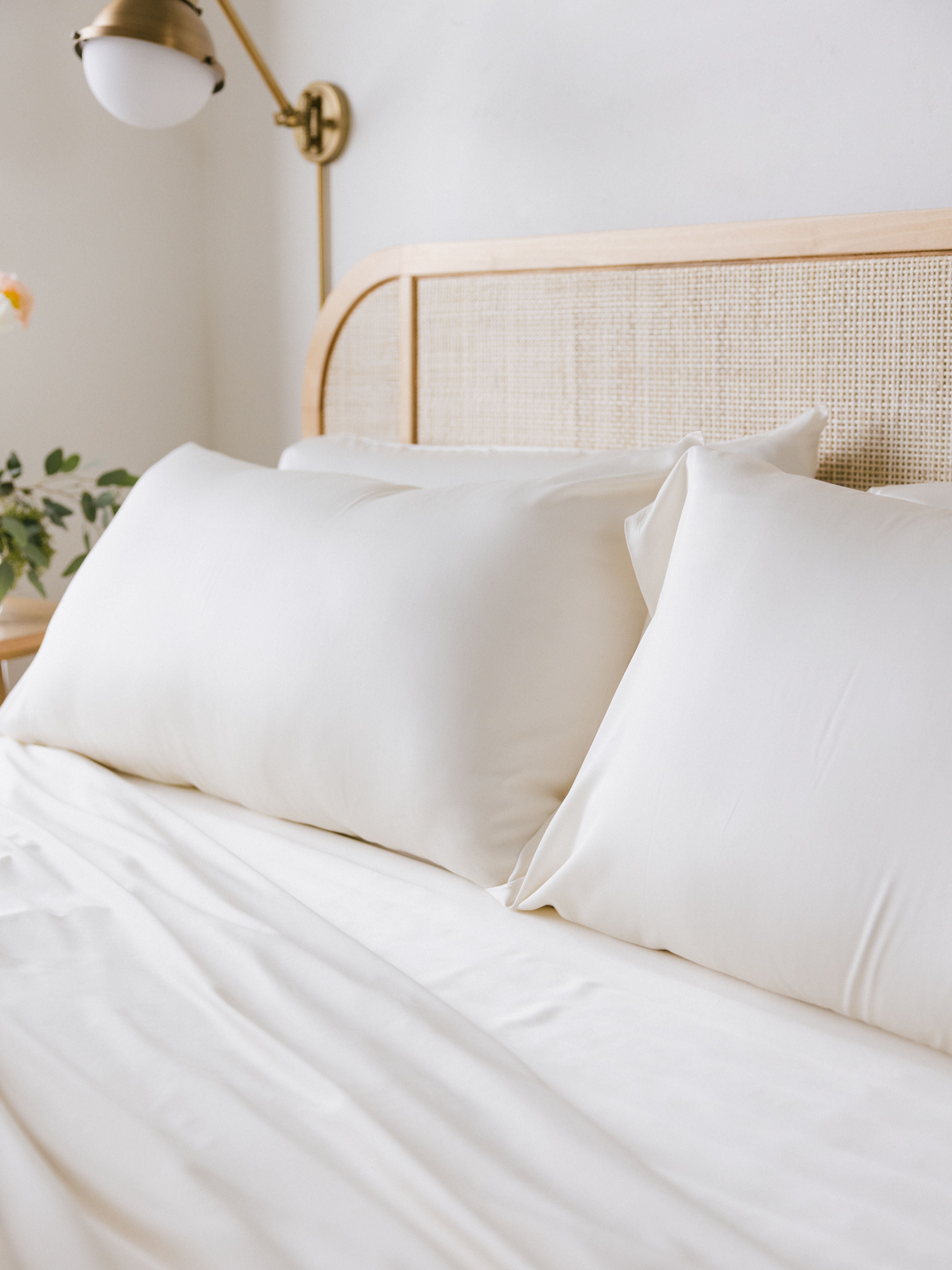 Bed with 4 pillowcases with creme pillowcases standard/king/body 