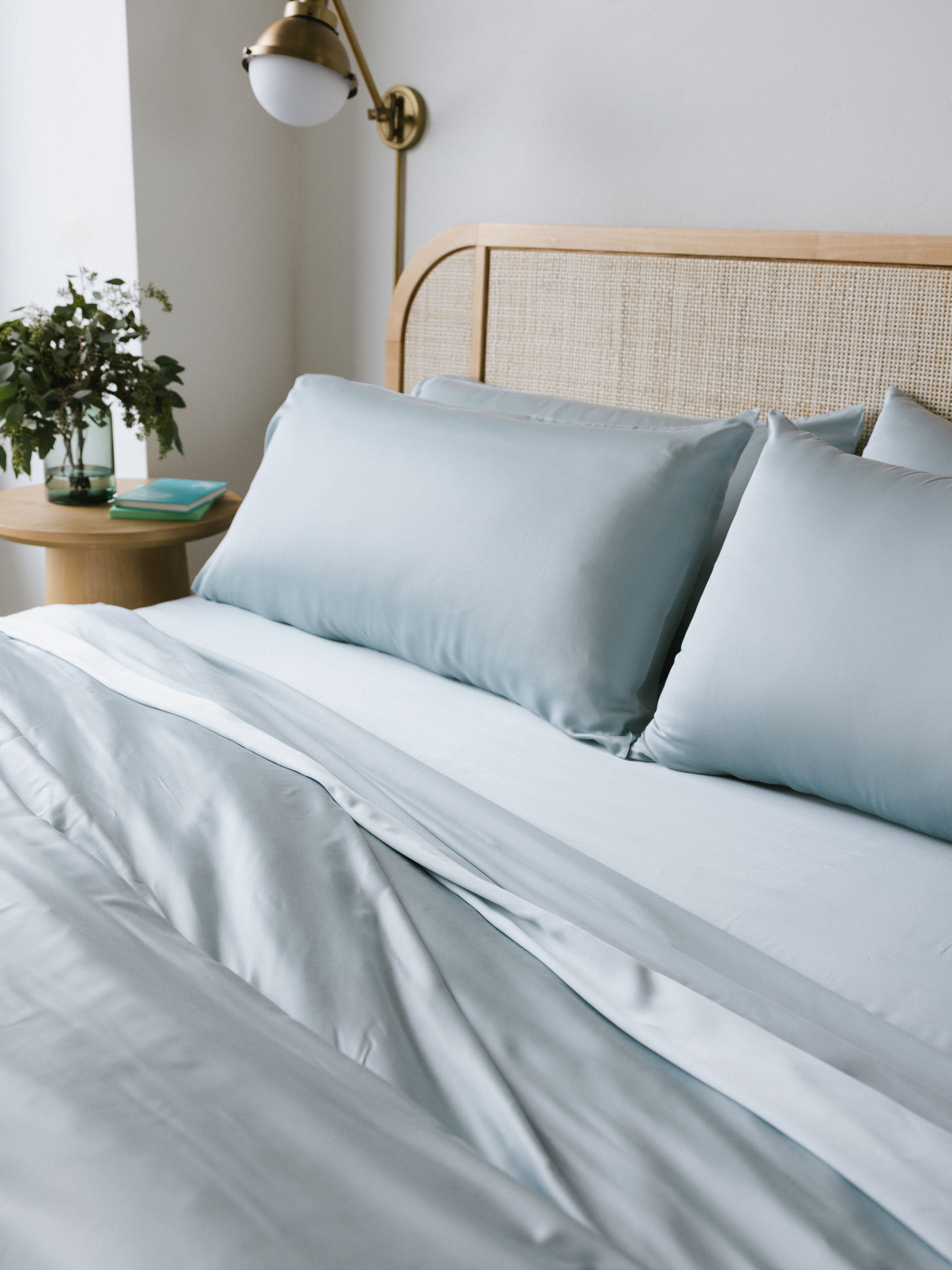 Bed with 4 pillows with shore pillowcases standard/king/body 