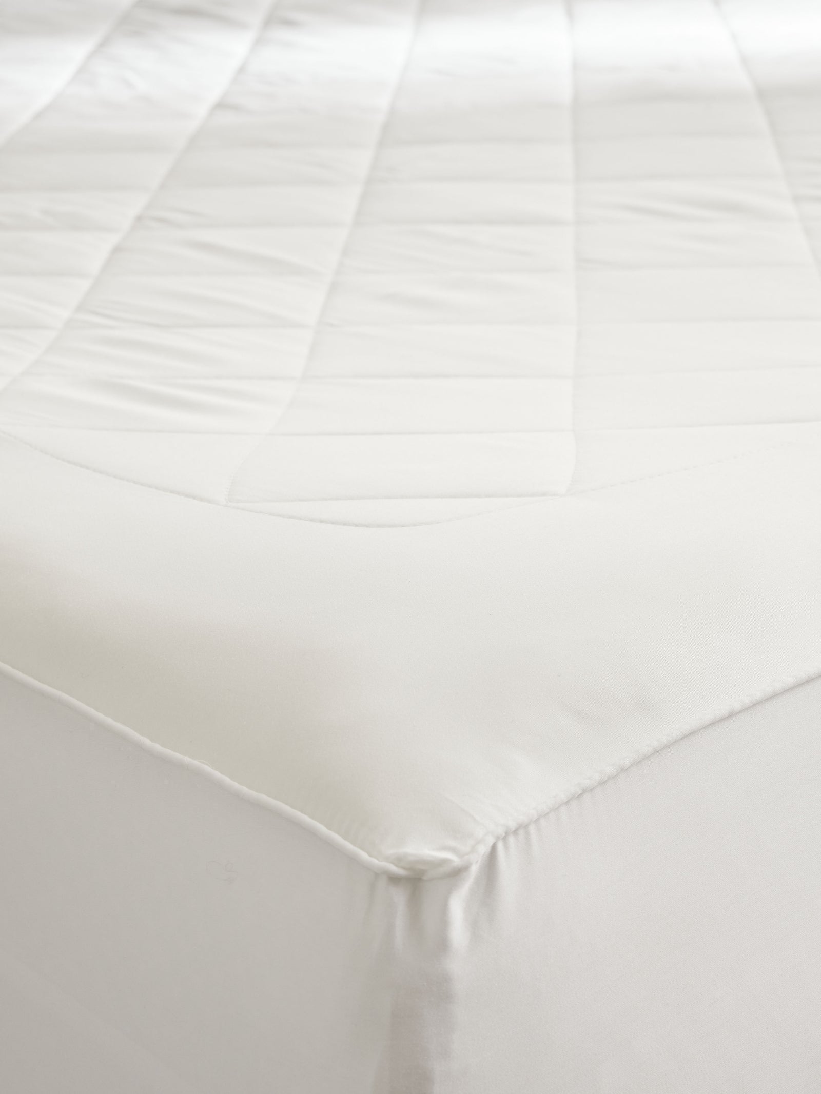 Bamboo Mattress Pad close up on fitted corner
