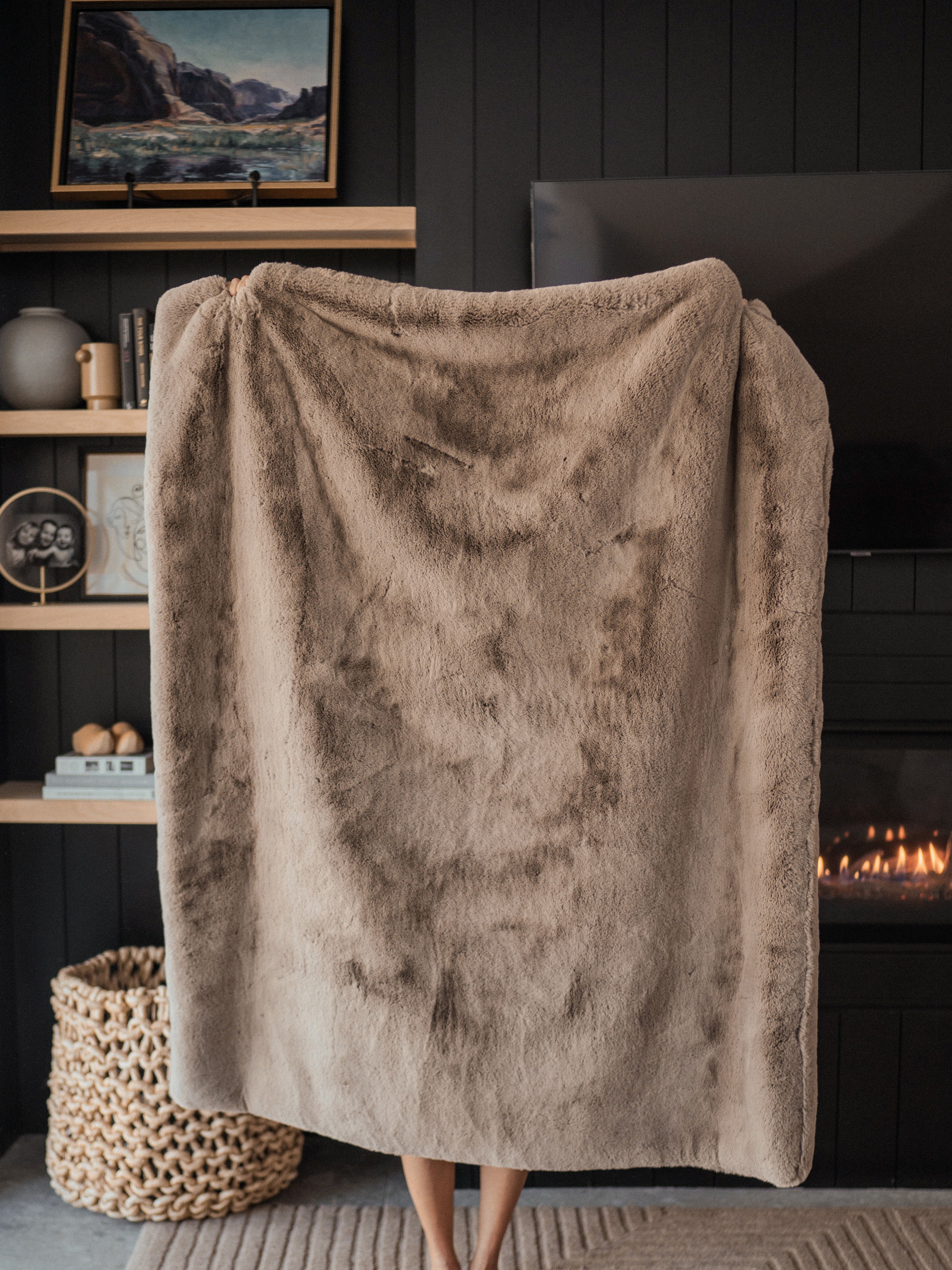 Person holding up the Cuddle Blanket in size 